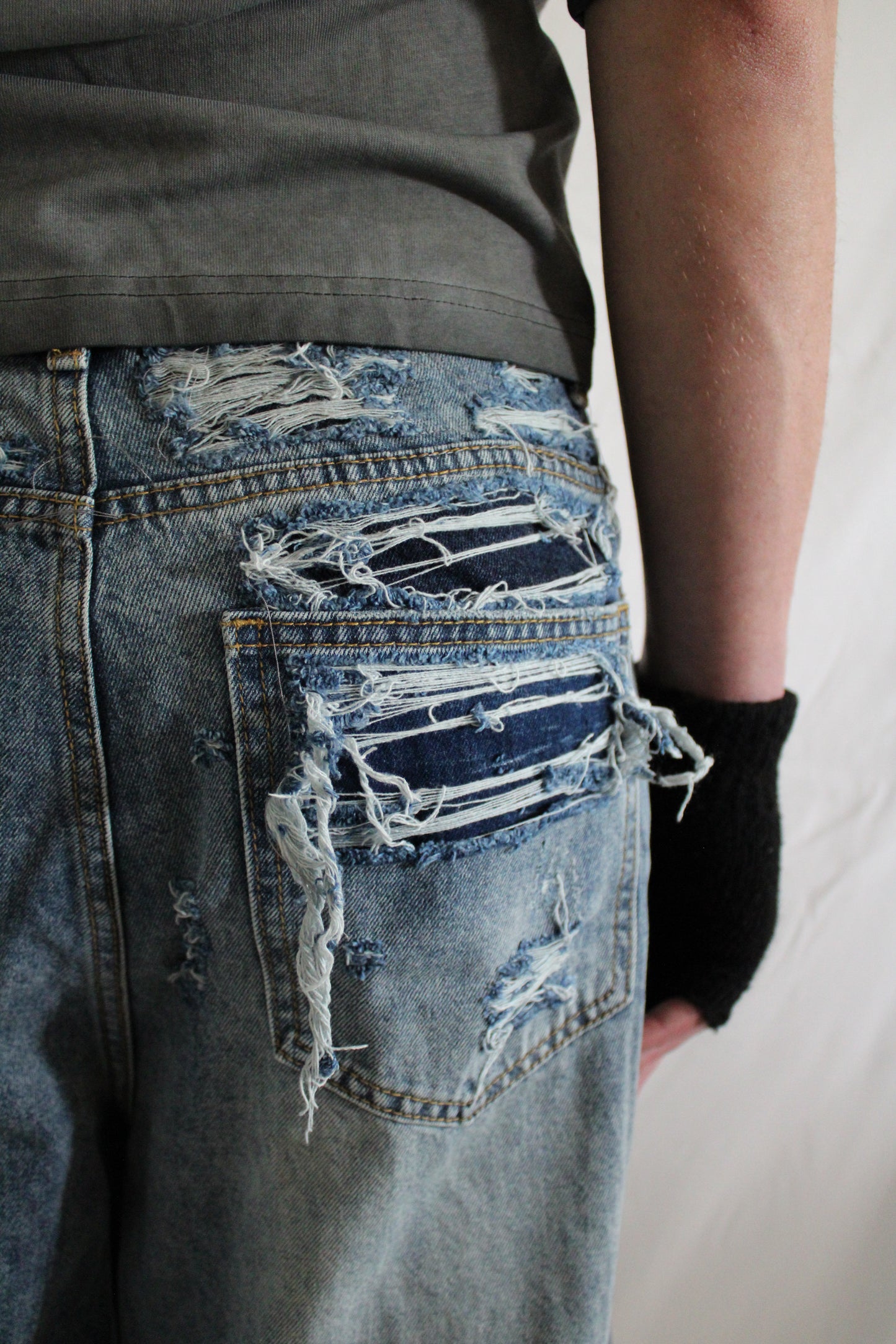 ‘GRAVITY’ distressed jeans