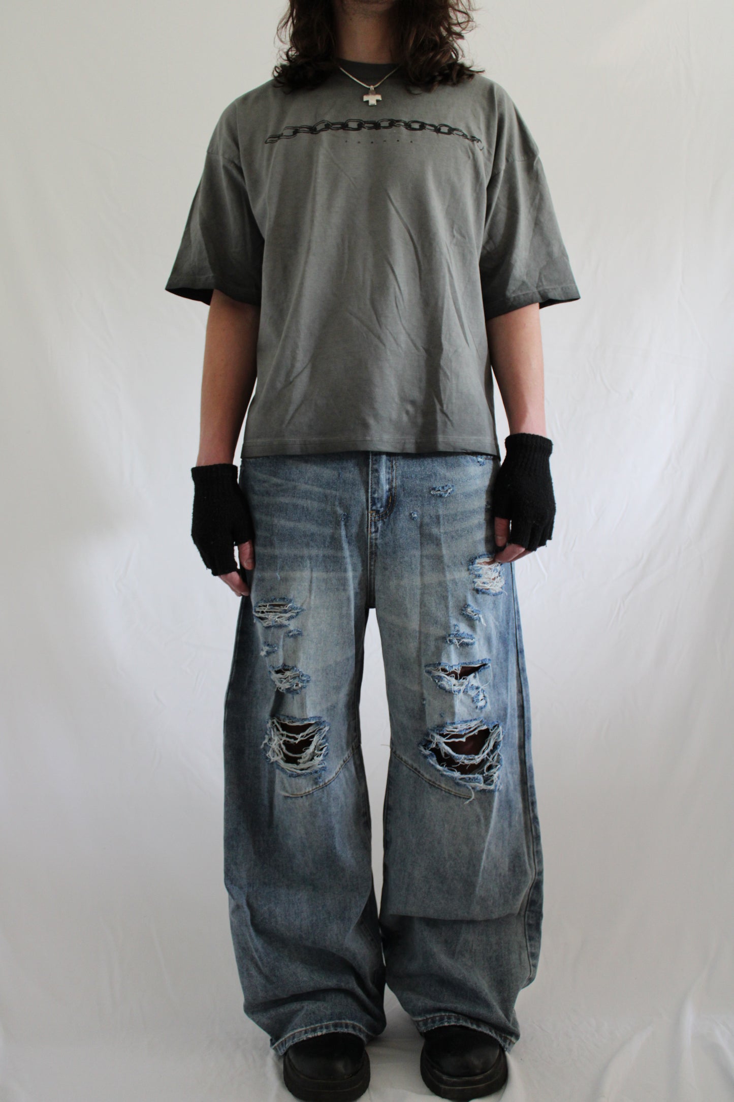 ‘GRAVITY’ distressed jeans