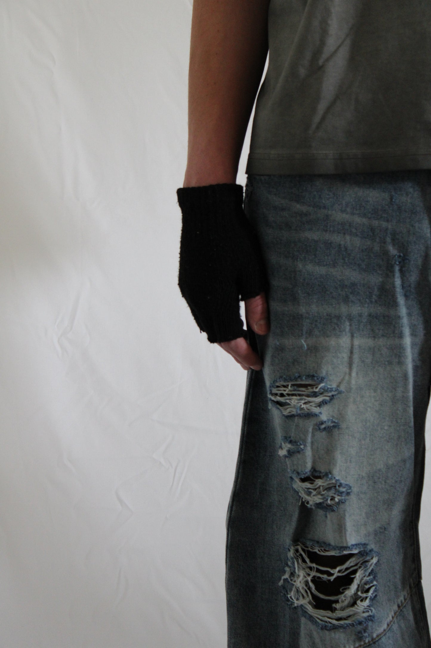 ‘GRAVITY’ distressed jeans