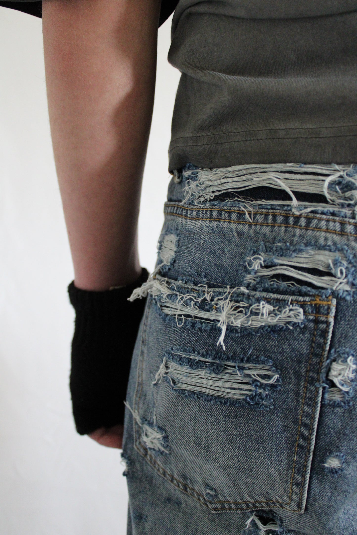 ‘GRAVITY’ distressed jeans