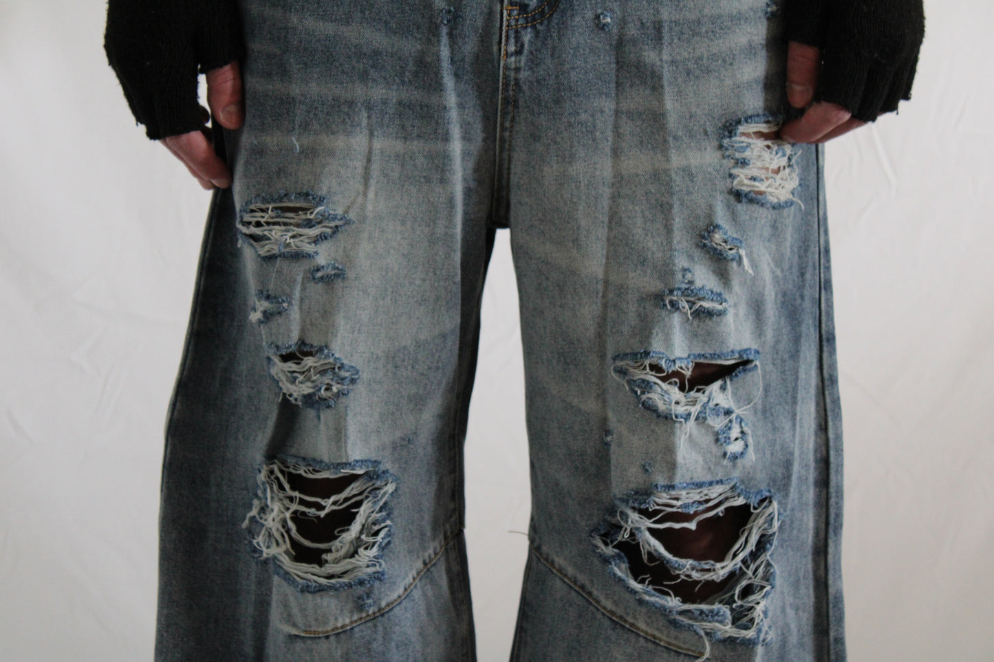 ‘GRAVITY’ distressed jeans