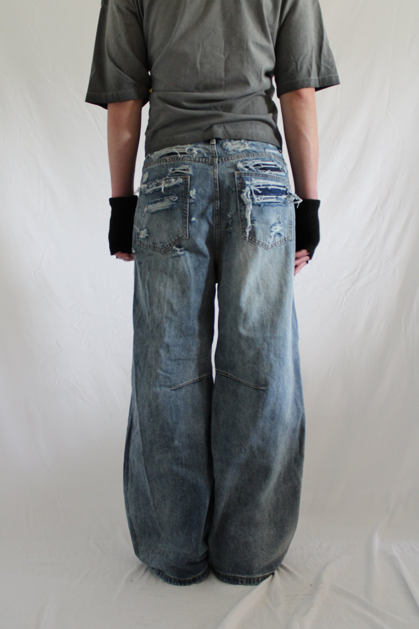 ‘GRAVITY’ distressed jeans